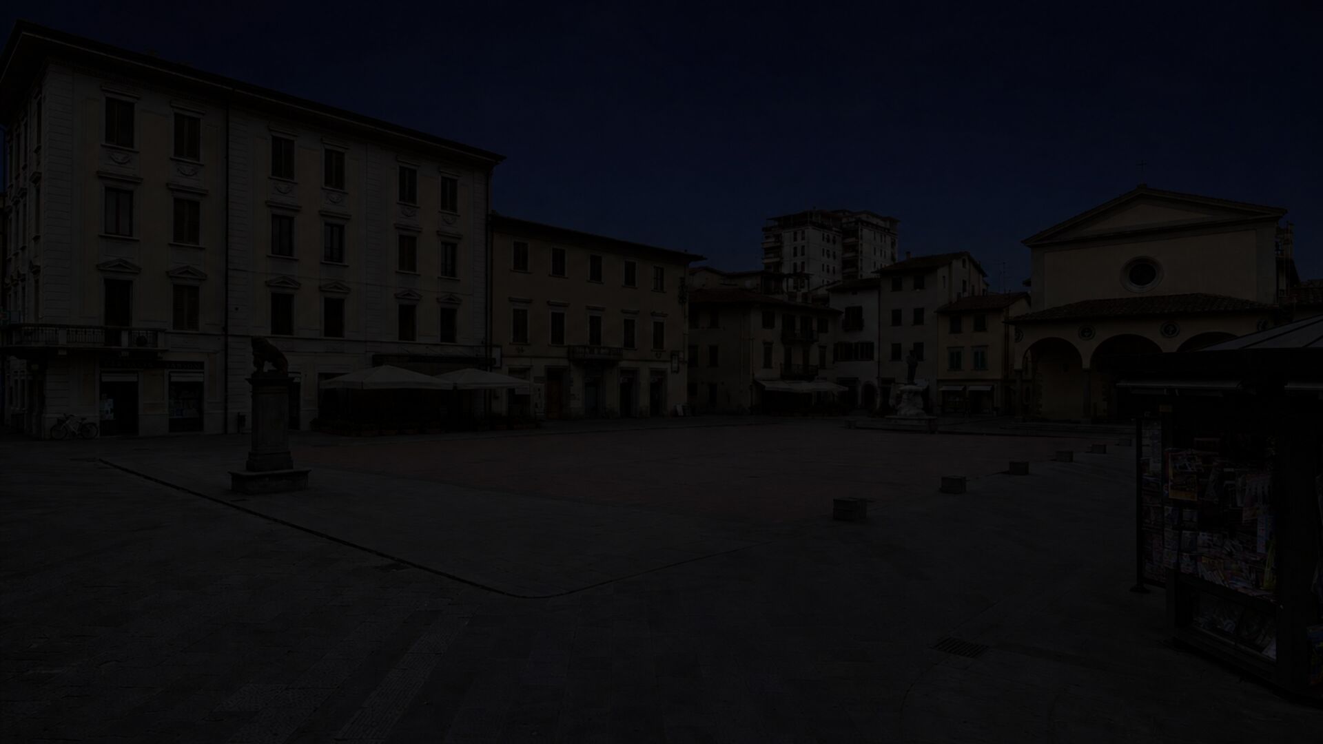 La piazza di sera, prima dell'intervento luminoso
