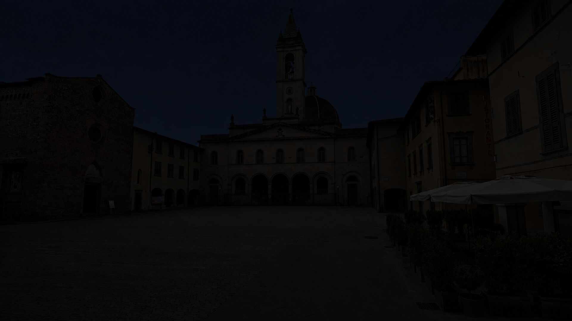Piazza con chiesa di sera, prima dell'intervento luminoso