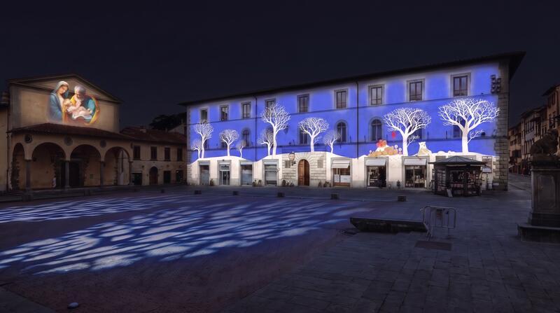 Piazza storica illuminata in versione discreta, con meno superfici accese